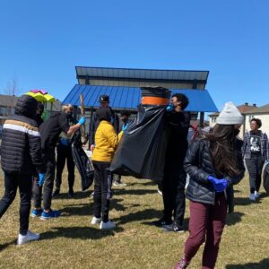 Des élèves ramassent des déchets dehors
