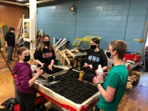 Des élèves font du jardinage dans une salle de classe